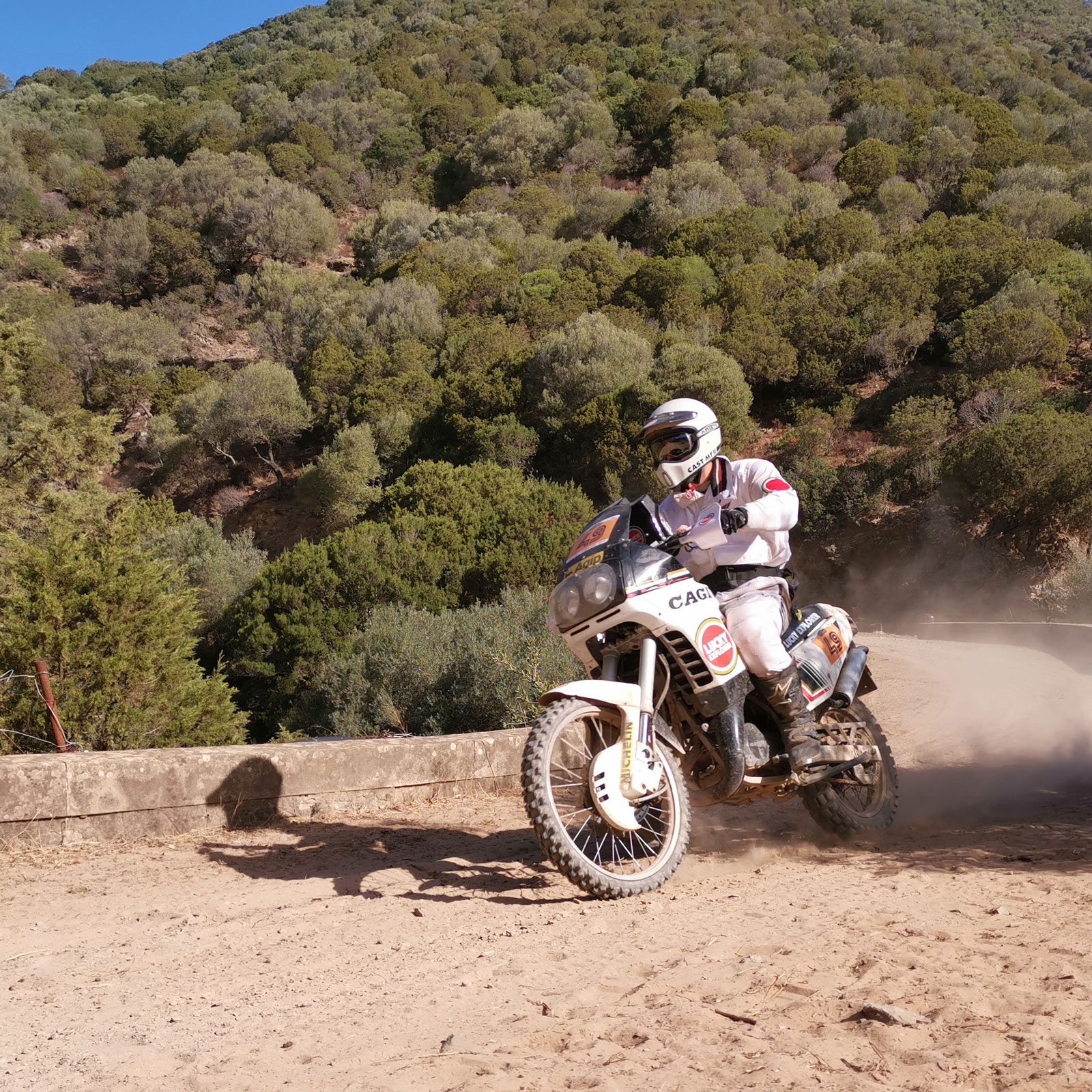 Wie aus der echten Paris-Dakar geklaut: ein Cagiva-Fahrer bei der Swank Rallye