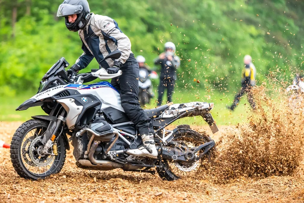 Du willst intensiven Fahrspaß auf deiner Reiseenduro? Nach unserem 2-Tages-Endurotraining fährst du noch sicherer im Offroad-Gelände. Dieses Motorradtraining ist auch für Offroad-Anfänger und Einsteiger geeignet. Erlebe unser Motto hautnah: „Wenn Dreck dran ist, war’s gut!“