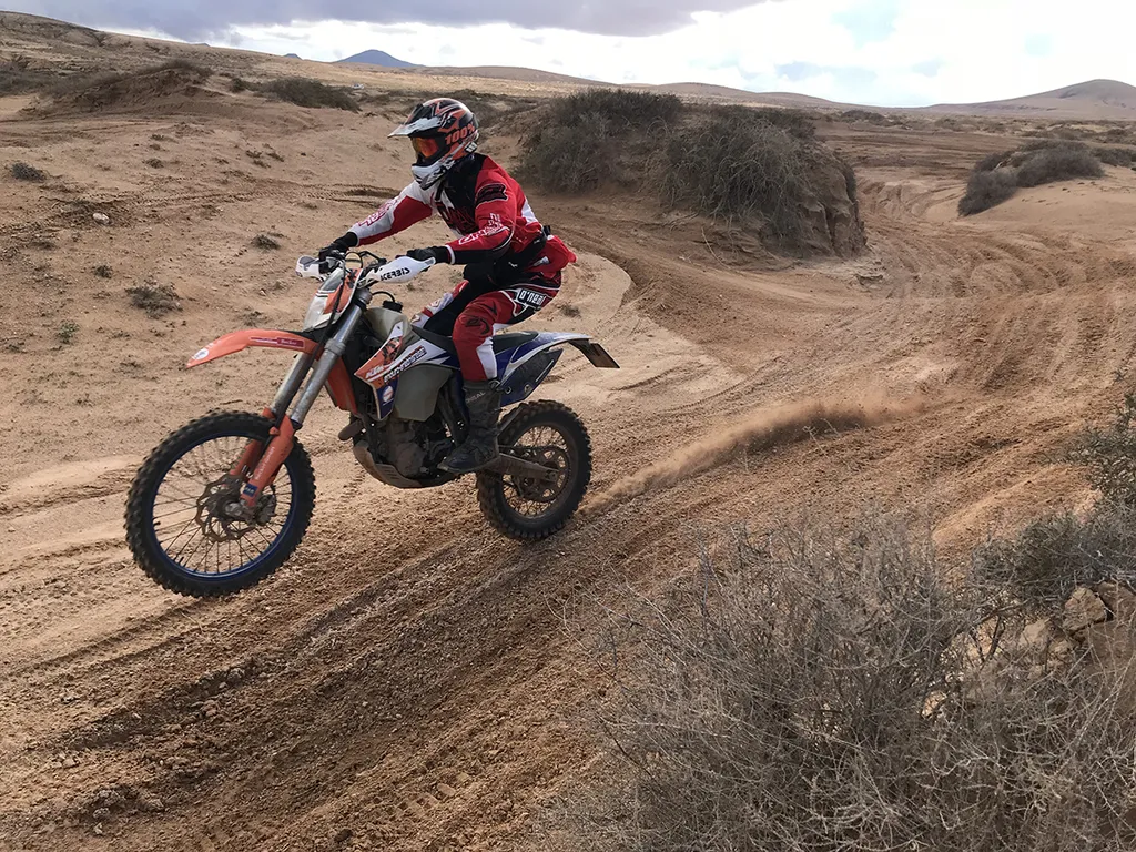 Du bist Enduro-Einsteiger und hast Lust auf etwas Action auf dem Bike? Auf unseren Touren durch die wunderschönen Landschaften Fuerteventuras wirst Du einmalige Erlebnisse machen und nebenbei ein Gefühl für die Maschine entwickeln.