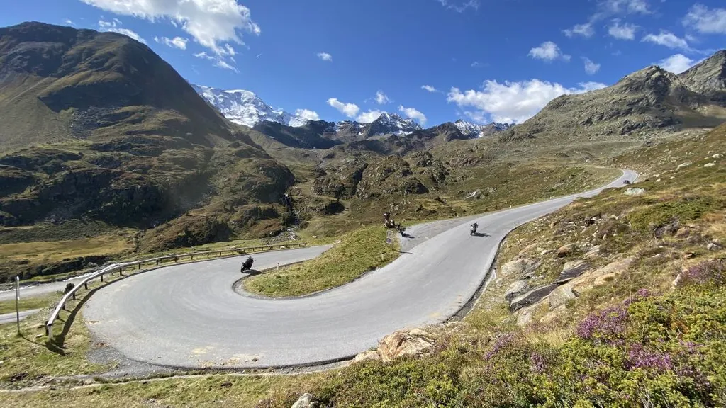 Unser Serpentinen-Seminar im Kaunertal umfasst drei erlebnisreiche Trainingstage im schönsten Teil der Ötztaler Alpen. Das zertifizierte Training nach DVR Richtlinien findet an zwei Tagen auf der Gletscherstraße statt. Am dritten Tag entdecken wir auf einer Tagestour die Traumstraßen der Umgebung.
