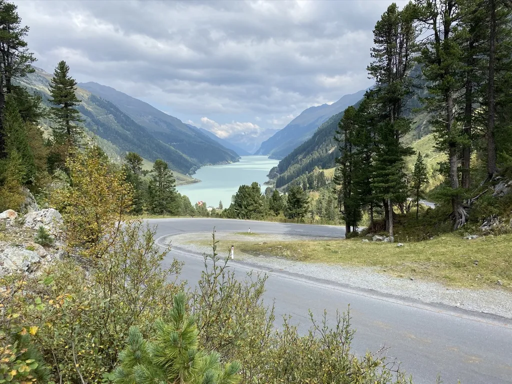 8 Fahrtage Kombination aus Fahrsicherheitstraining, Kurven- und Kehren-Training und geführten Tagestouren durch die spektakulärsten Bergregionen Österreichs.