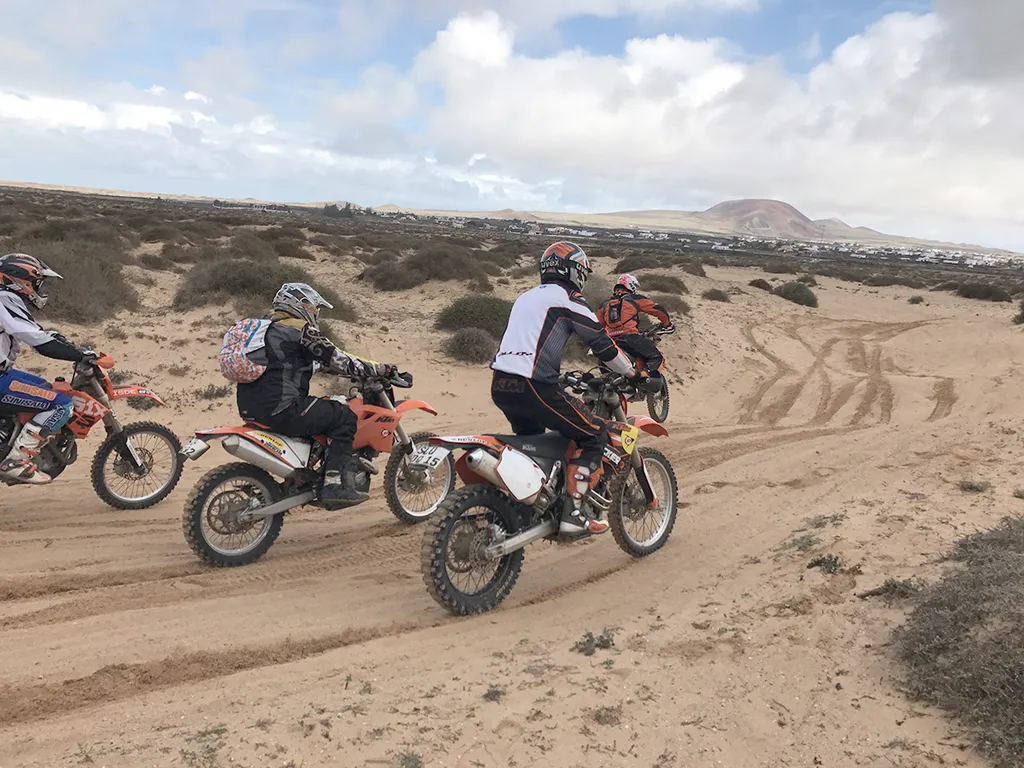 Du willst etwas mehr Action auf dem Bike? Auf unseren Touren durch die wunderschönen Landschaften Fuerteventuras wirst Du einmalige Erlebnisse machen und nebenbei ein Gefühl für die Maschine entwickeln.